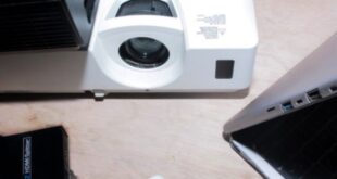 Cara Menyambungkan Laptop ke Proyektor Tanpa Kabel dengan Mudah dan Cepat